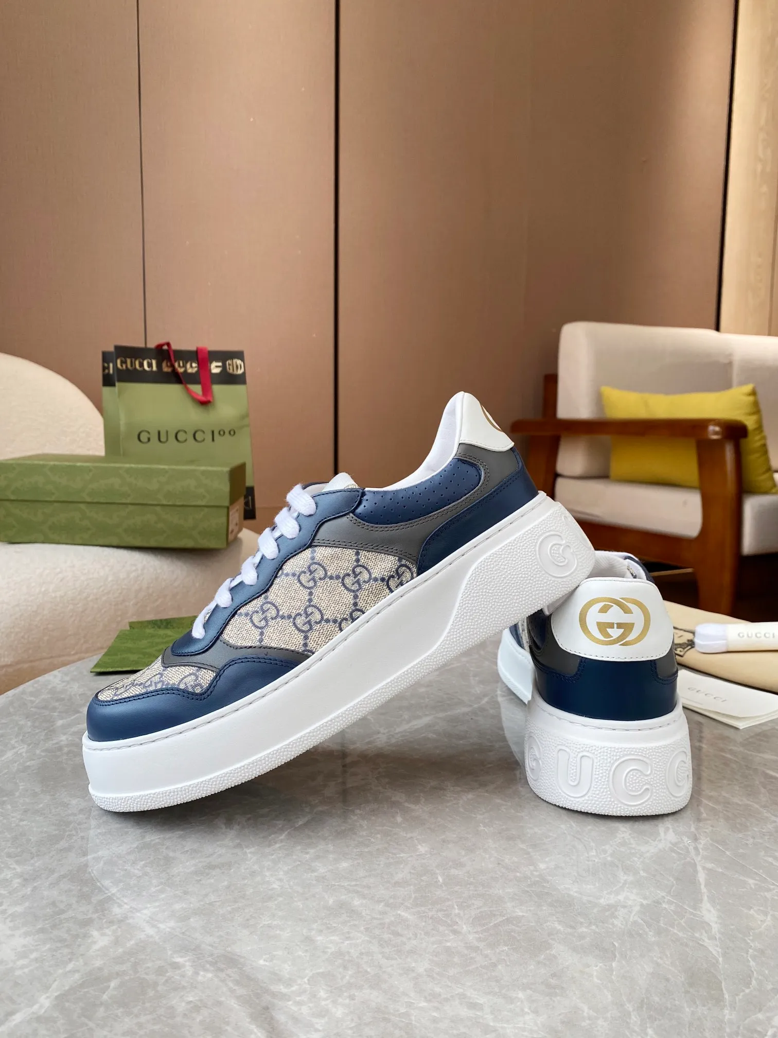 👟👟Ex-factory price 480👟👟 Women's shoes factory GUCCI new Gucci 🔵GUCCI Italian Gucci dad shoes 2️⃣years of accumulation of making dad shoes, original dismantling 1:1 development Couple 👫 style 🔜Versatile in all seasons🔜 Fashion🔜 Personality 🔜Distinctive Upper: Imported top-grained calfskin🐮 Inner lining: original grade A imported cowhide 🐮 Foot: original grade A imported cowhide 💯 full counter genuine packaging midsole latex pad with LOGO, last, oil edge, air pressure coding process, supports NFC anti-counterfeiting chip detection! Size: women’s code 34-41, men’s code 38-45 (women’s 34 41, men’s 38 45 customized)